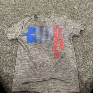 Heather grey short sleeve t-shirt.